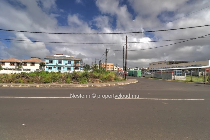 Terrain commercial de 1,658 m² idéalement placé