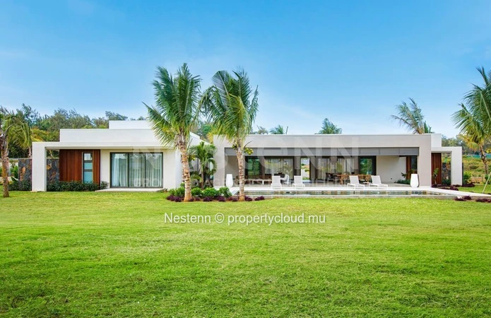 Villa neuve de 4 chambres de plain-pied avec vue sur le golf dans un domaine prestigieux