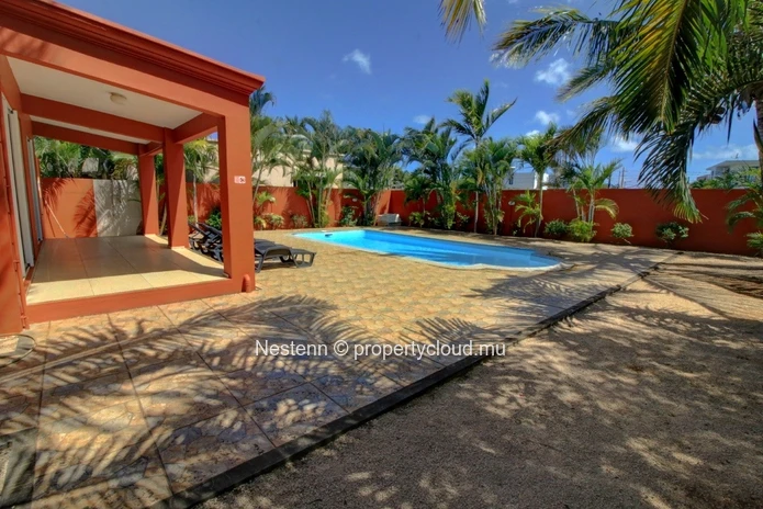 3 bedroom duplex very close to the beach