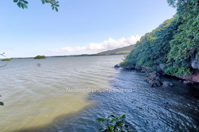 Terrain pieds dans l'eau de 44 672 m² avec vue panoramique sur les îles du sud.