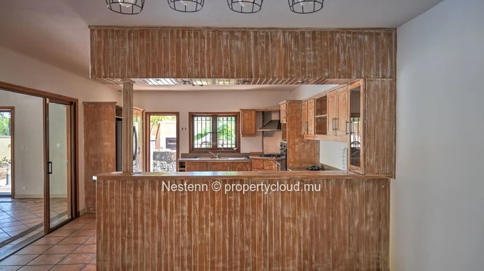Grande maison familiale de 380 m² sur un terrain de 1 140 m² (27 perches) avec pavillon et piscine
