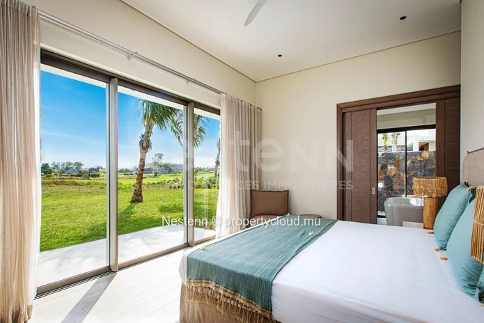 Villa neuve de 4 chambres de plain-pied avec vue sur le golf dans un domaine prestigieux
