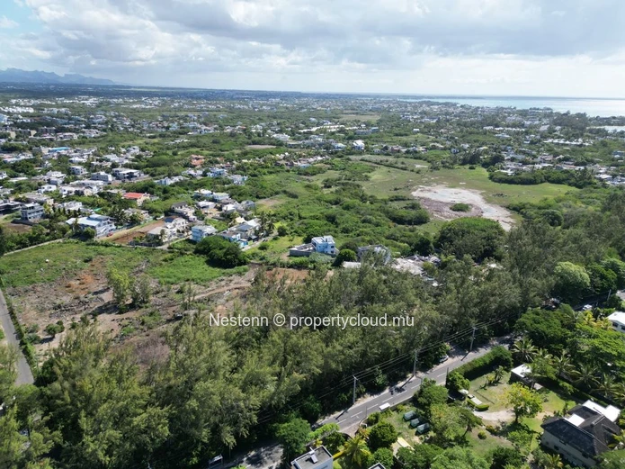 706m² of residential land – 5 Minutes walk to the beach