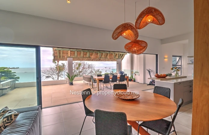 Penthouse de 4 chambres pieds dans l'eau  avec vue mer et montagnes. 