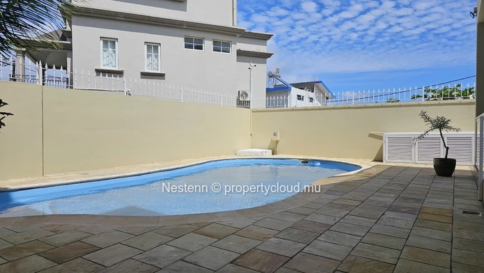Triplex moderne avec piscine privée et vue mer a quelques pas de marche de la mer