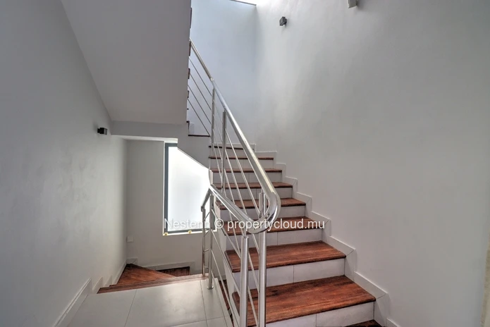 Villa contemporaine de 3 chambres avec piscine privée et vue montagne.