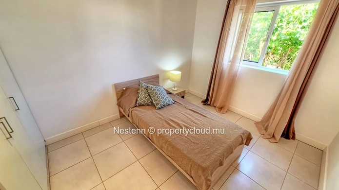 Charmante maison jumelée de 3 chambres en résidence sécurisée. 