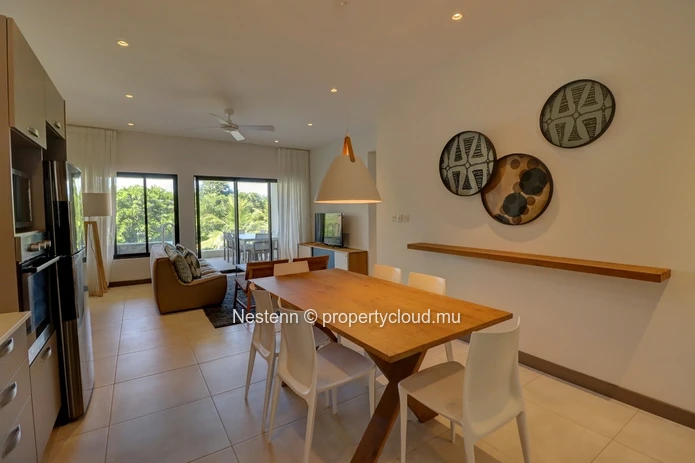 Bel appartement meublé de 3 chambres avec piscine privée et vue sur montagnes.