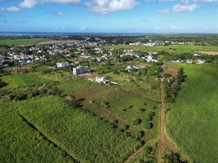 Vaste terrain résidentiel de 6330 m² avec accès routier sur deux côtés à proximité de projets résidentiels