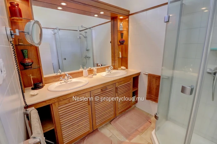 3-bed single storey house with lots of charm in front of the beach