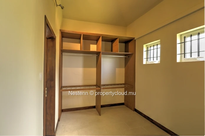Maison spacieuse à 3 chambres, non meublée et bien entretenue, dans un domaine prestigieux.
