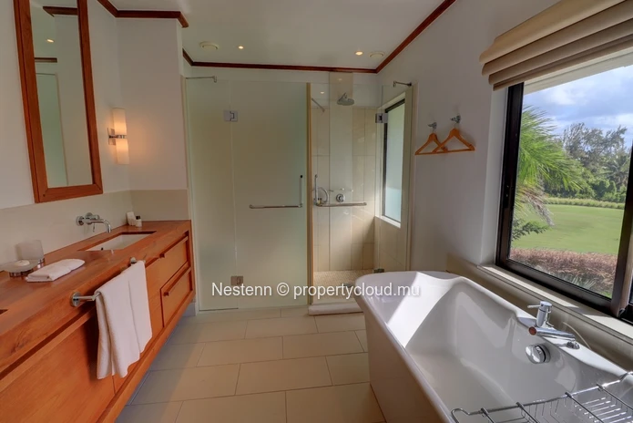 Beautiful 5-bed sea view villa on Ernie Els Golf Course