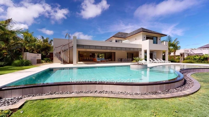 Exceptional 5-bed villa with mountain views in a renowned golf estate.