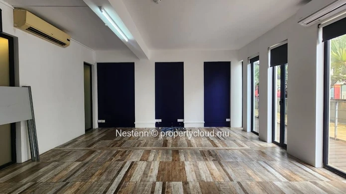 Espace bureau moderne de 30,7 m²