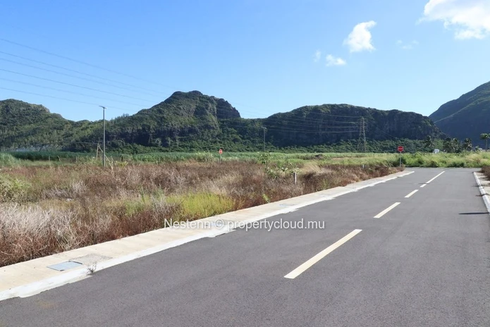 Exceptional plot of land with sea and mountain views in a peaceful setting