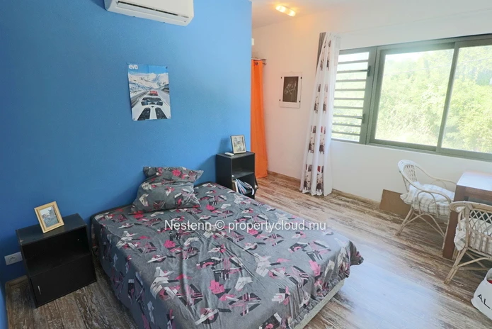 Maison moderne de 3 chambres avec une belle pelouse