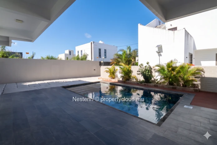 Modern Duplex Villa in Cap Malheureux with 5 bedrooms, private pool, American kitchen, and fully furnished, ideal for...