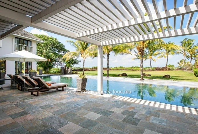 Villa moderne et spacieuse de 5 chambres avec une vue imprenable sur le parcours de golf