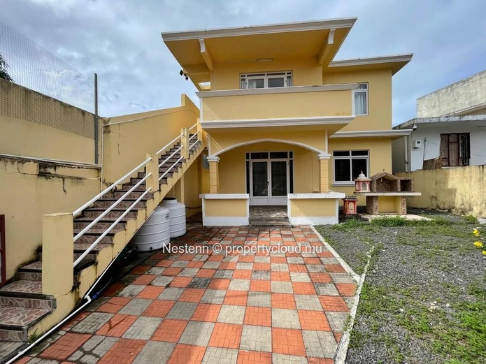 Freshly renovated furnished 3 bedrooms apartment 