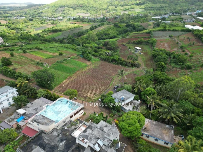 Terrain résidentiel avec vue imprenable sur les montagnes (Lot 1)