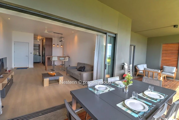 Magnificent beachfront apartment with sea views in a secure residence.
