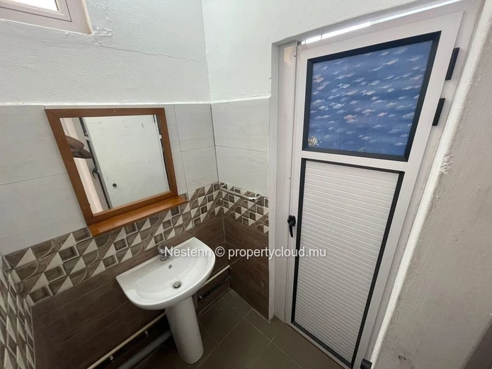 Freshly renovated furnished 3 bedrooms apartment 