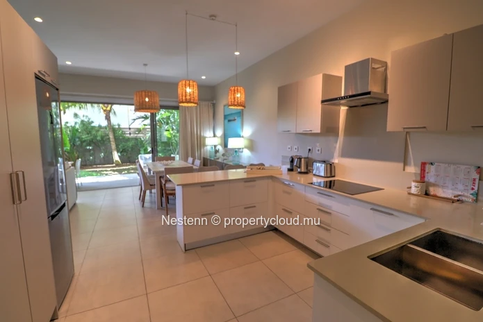 Modern 3-bed apartment with garden and private access to the beach. 
