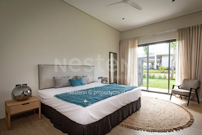 Villa neuve de 4 chambres de plain-pied avec vue sur le golf dans un domaine prestigieux