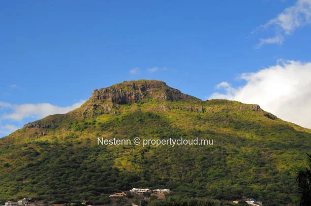 Residential land of 1065 m2 in a popular area of the west.