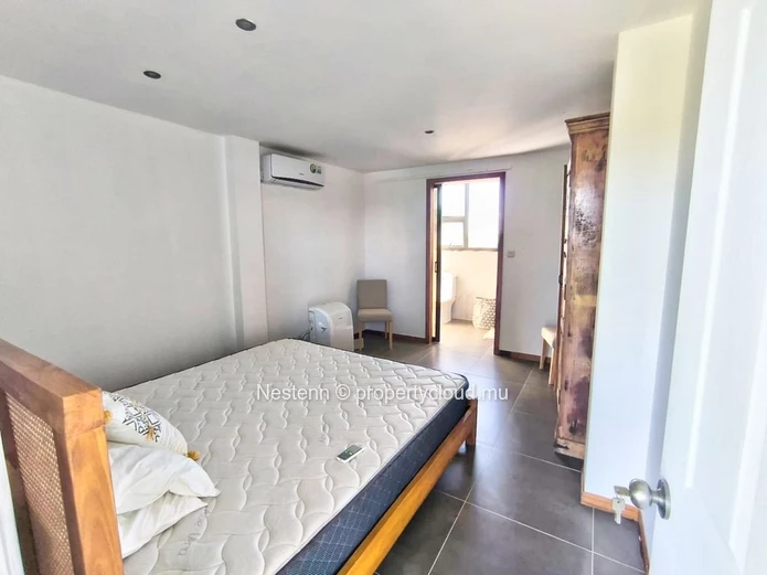 Modern 3-bedroom penthouse in Bain Boeuf with rooftop access, sea views, private lift, and close to shops. New PDS re...