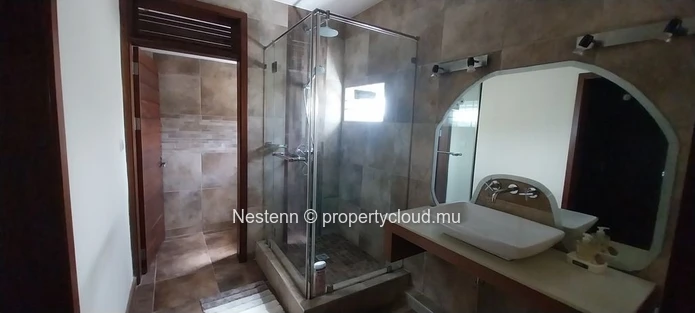 Magnifique villa de 418 m² avec jardin luxuriant, piscine et terrasses panoramiques