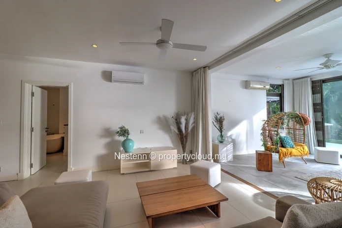 Spacious and bright 300 m2 apartment with swimming pool and garden on the riverside