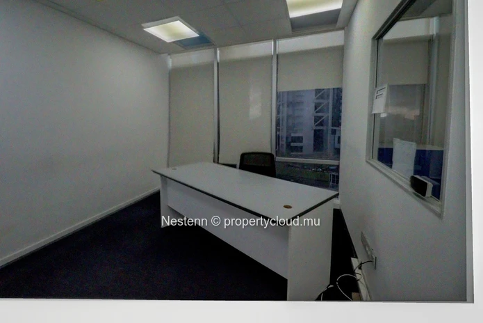 Espace bureau de 1 086 m² dans un centre d'affaires recherché. 