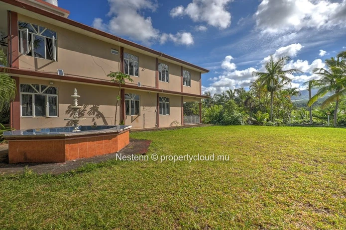 Spacieuse maison de 275 m² de 9 chambres avec vue sur la mer et la montagne.