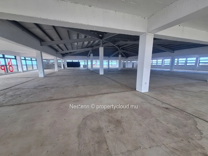 Warehouse of 1,350 m² to 2,700 m² with highway access