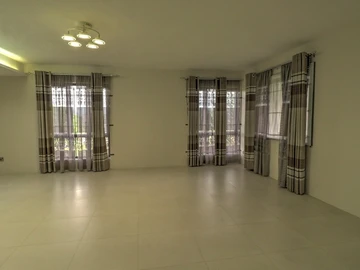 6 Bedroom House