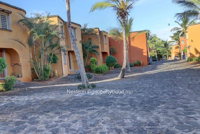 Contemporary 2-bedroom duplex in a secure lakeside residence
