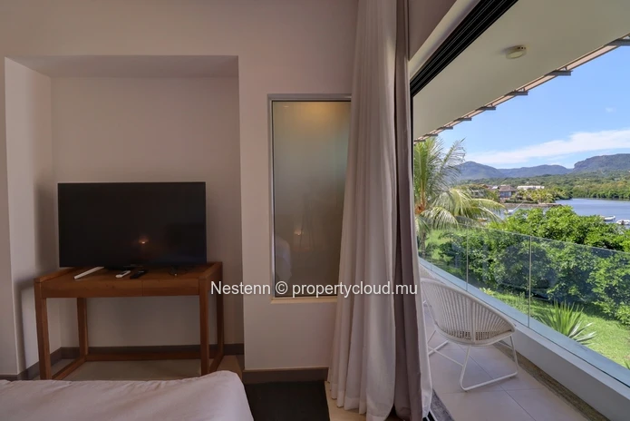 Bel appartement meublé de 3 chambres avec piscine privée et vue sur montagnes.
