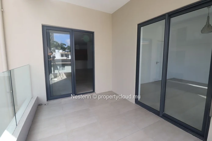 Spacious unfurnished apartment on level 3 in a secure residence