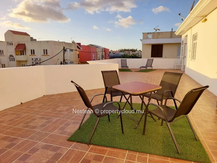 Comfortable studio apartment a stone's throw from the beach with swimming pool and secure parking. 