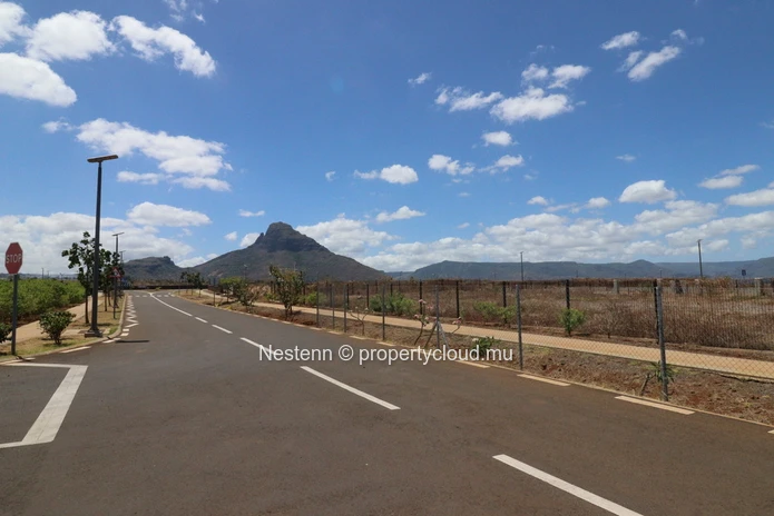Superb residential plot in a quiet and secure environment, close to the sea. 