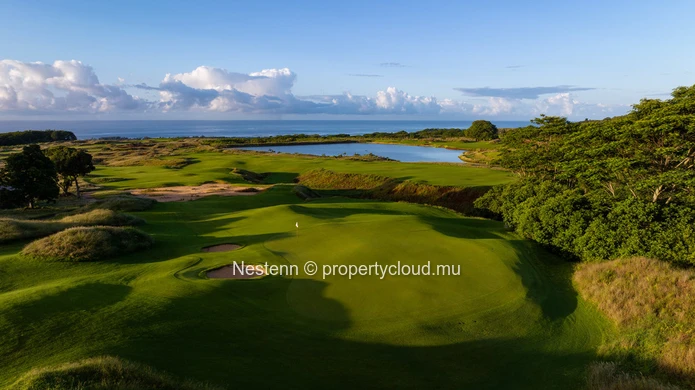 Sea view land of 1575 m² in an exceptional estate.
