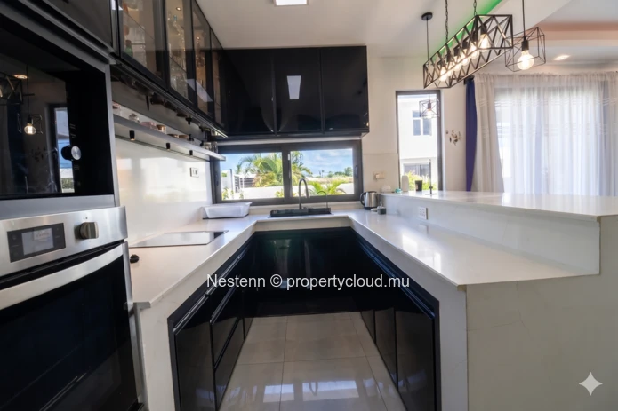 Modern Duplex Villa in Cap Malheureux with 5 bedrooms, private pool, American kitchen, and fully furnished, ideal for...