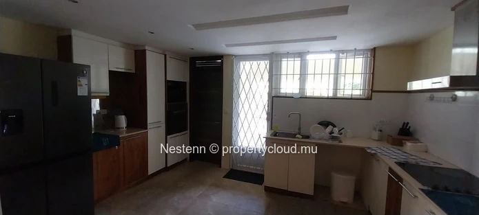 Magnifique villa de 418 m² avec jardin luxuriant, piscine et terrasses panoramiques