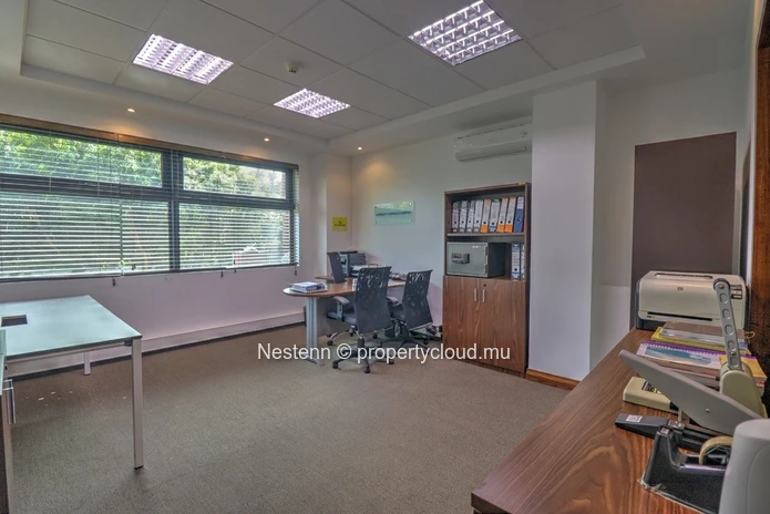 Furnished 20 m² offices with air conditioning, parking, and meeting rooms