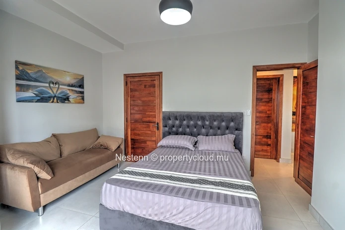 Villa contemporaine de 3 chambres avec piscine privée et vue montagne.