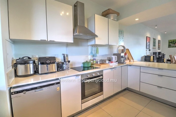Penthouse moderne et bien agencé de 3 chambres à coucher à quelques minutes à pied de la plage