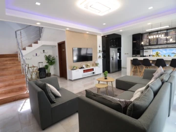 5 Bedroom House