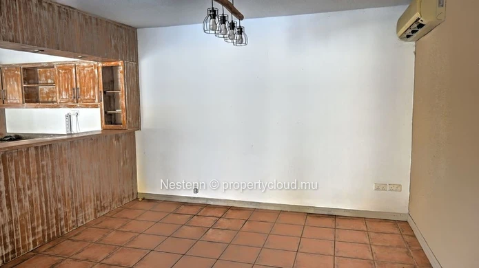 Grande maison familiale de 380 m² sur un terrain de 1 140 m² (27 perches) avec pavillon et piscine