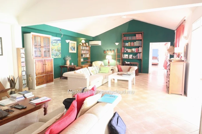Maison traditionnelle avec grand jardin arboré 